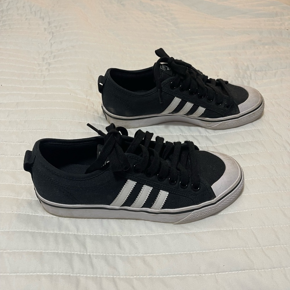 Adidas’s Nizza Men’s 7/ Women’s 8.5
